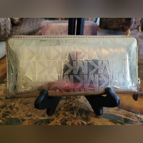 Michael Kors Chrome Wallet - Picture 2 of 9